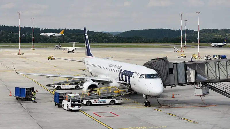 Embraer 195 PLL LOT na lotnisku Kraków-Balice
