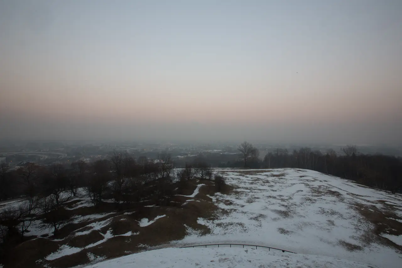 Smog nad Krakowem – zamglona panorama miasta