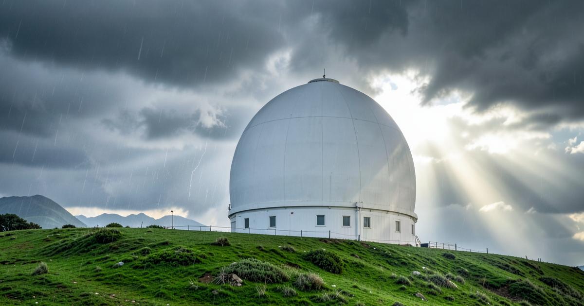 Kopuła radaru meteorologicznego na wzgórzu na tle burzowych chmur