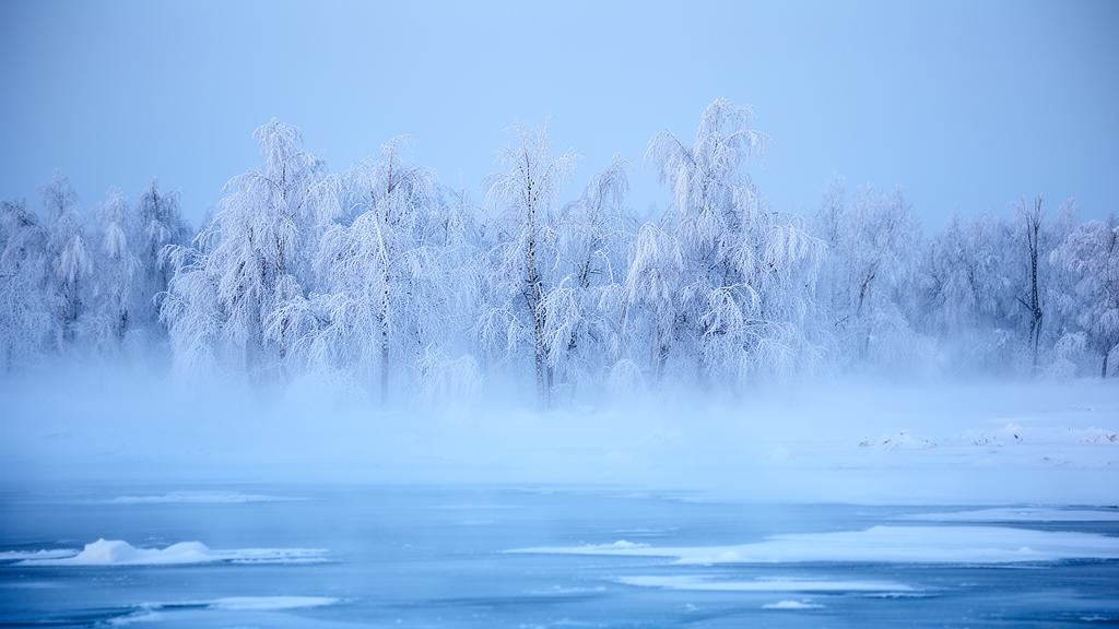 Widok na stację badawczą Wostok na Antarktydzie podczas nocy polarnej w ekstremalnie niskiej temperaturze