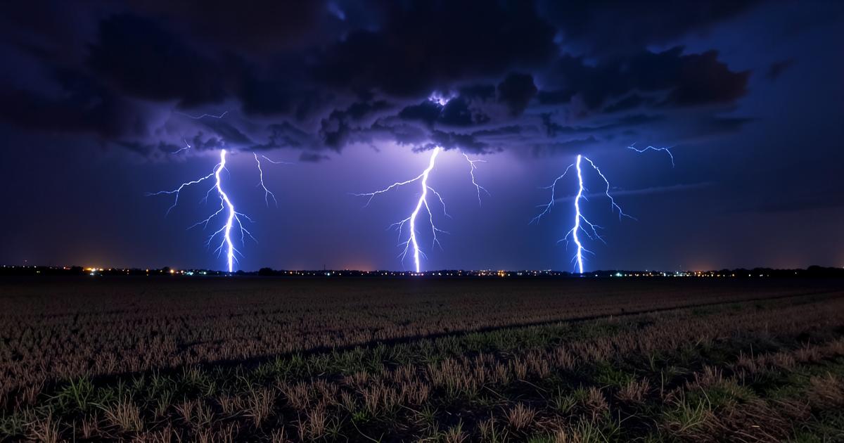 Wyładowania atmosferyczne nad polami w czasie nocnej burzy